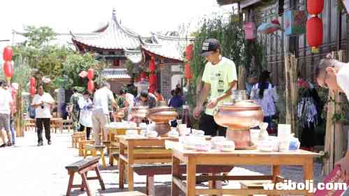 600人的长街宴 新老丽江人把酒言欢