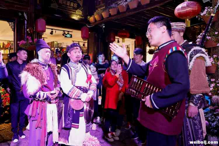 拒绝惊悚，丽江古城大研花巷上演别样“国风万圣”