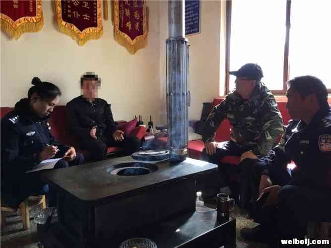 男子失业心情不好爬玉龙雪山被困 丽江警方出动30人搜救一夜.jpg
