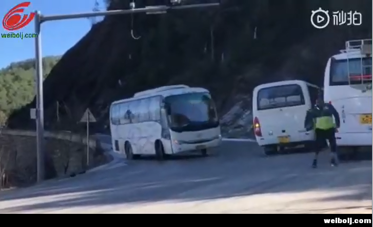 泸沽湖道路暗冰致旅游大巴失控，“跑路”司机这样解释……