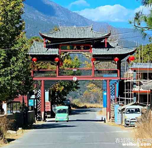 龙蟠“富民楼”为违规建筑 玉龙县路政大队责令16日前拆除.jpg