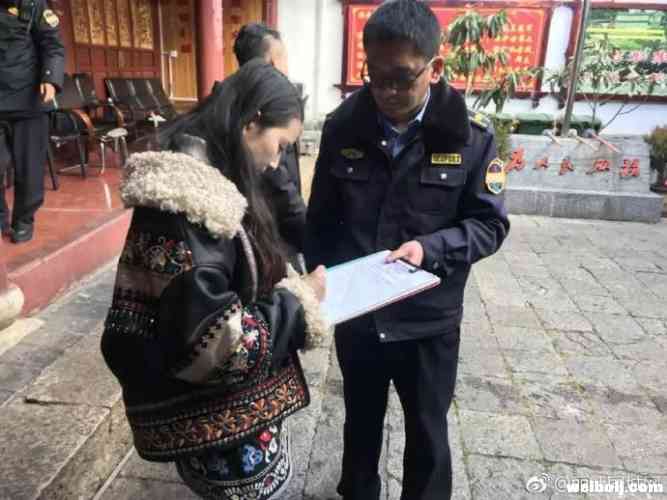 放任爱犬在古城玉河嬉戏，主人被罚500元！ (2).jpg