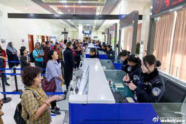 昨天，一群主播突然换上了警服现身丽江国际机场
