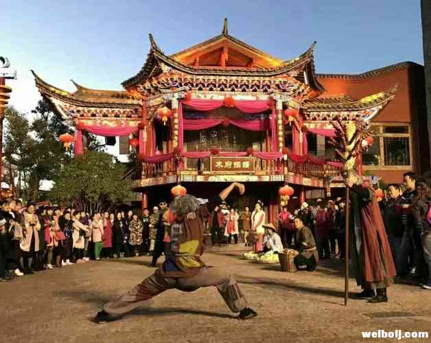 一家五口到丽江旅游 一时贪念盗窃三人被拘7日 (3).jpg