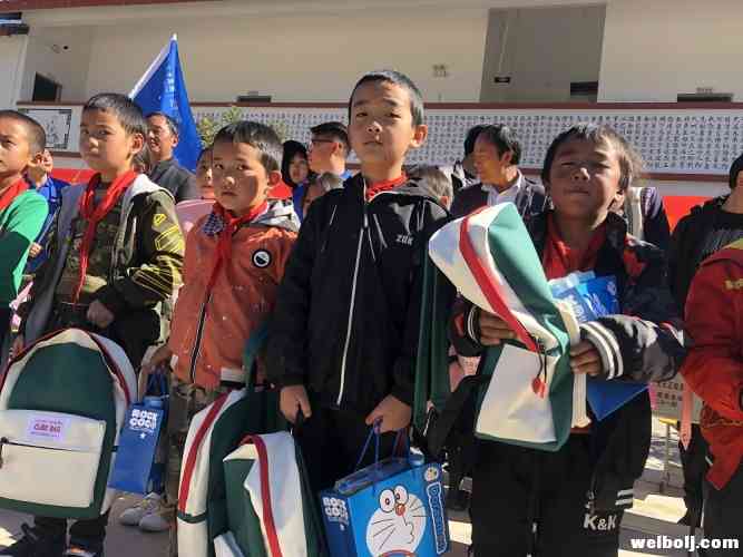 暖冬公益行，云南富力集团走进黎明中心完小