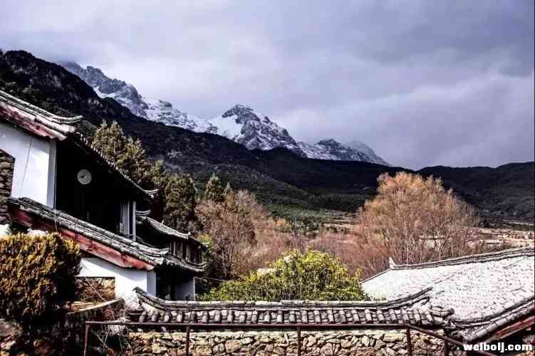 玉龙雪山脚下有一个如梦境般的石头村落，一起来探索吧！