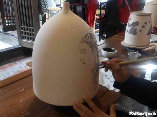 东巴文化遇上青花瓷，天青阁东巴青花瓷器馆惊艳亮相！