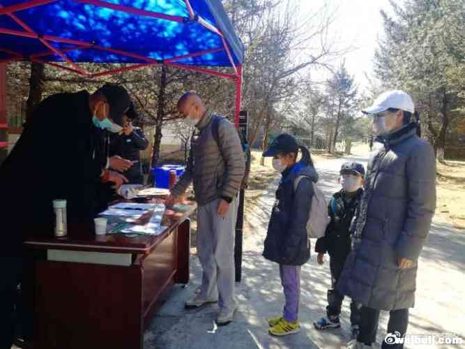 丽江玉龙雪山景区开放后首日迎来83名游客 泸沽湖第一批游客来自辽宁6j.jpg