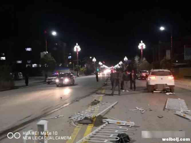 醉驾撞护栏逃逸没想到自己车牌已掉 宁蒗警方两小时就抓获归案
