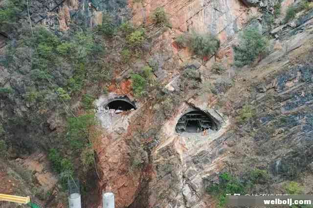 通向天堑！云南华丽高速公路哥石山隧道实现双线贯通 (1).jpg