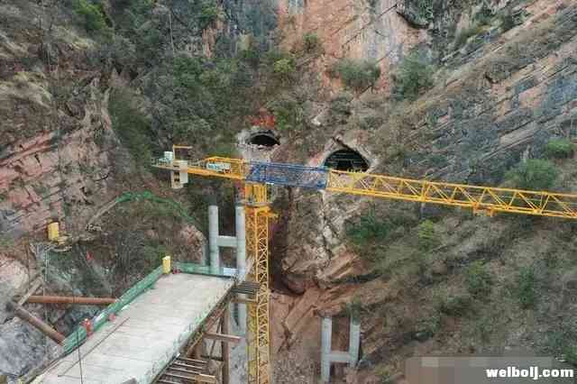 通向天堑！云南华丽高速公路哥石山隧道实现双线贯通 (2).jpg