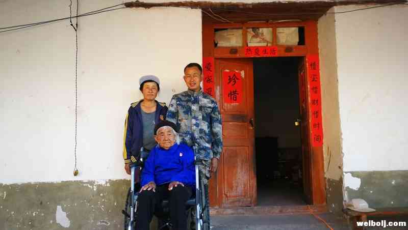 云南省“最美家庭”杨叶红诠释羔羊跪乳  乌鸦反哺 (2).jpg