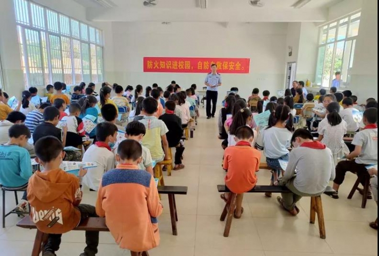 华坪县法制宣传进校园 警民一心保平安.jpg