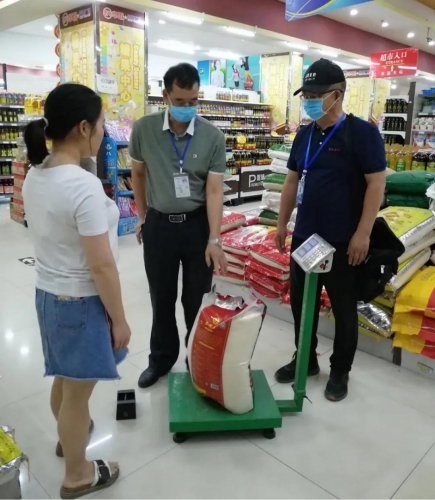 华坪县抽查18家企业 严厉打击缺斤少两 (1).jpg