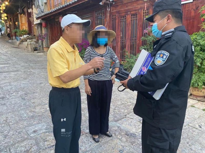 拉市马场内钱包丢失 民警接力送回丽江古城 (1).jpg