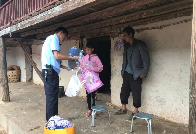醉驾案后 民警反而为嫌疑人送去300元 (3).png