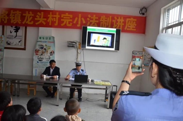 华坪交警走进校园开展交通安全宣传教育网络在线直播活动 (2).jpg