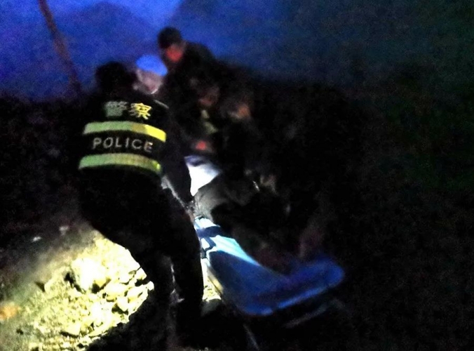 雨天车辆侧滑两人被困  宁蒗西川派出所迅速出警救助 (1).jpg