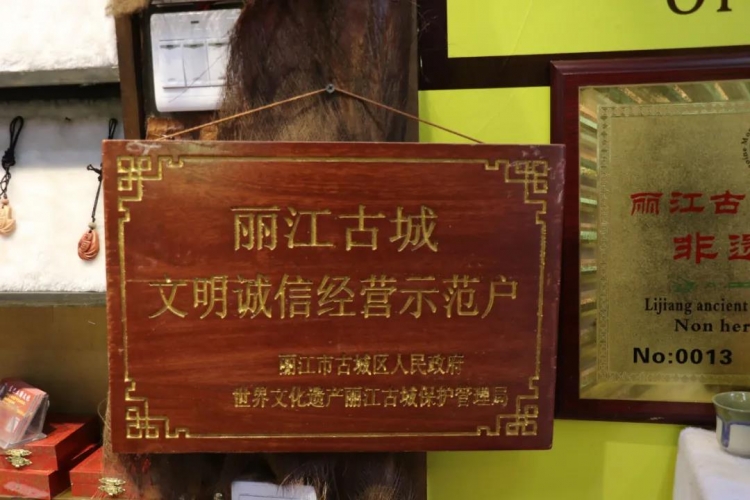 徒手捏出东巴陶文化！泥巴在这名丽江制陶人手中有了生命 (1).jpg