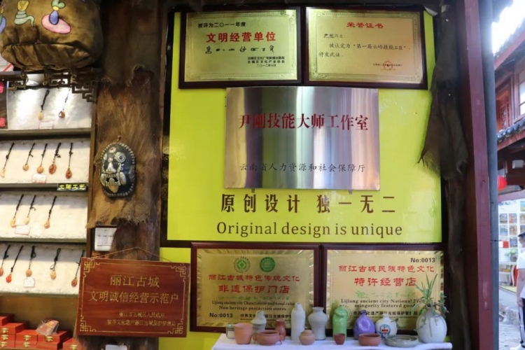 徒手捏出东巴陶文化！泥巴在这名丽江制陶人手中有了生命 (4).jpg
