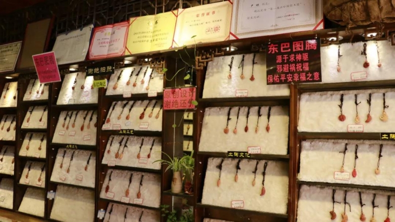 徒手捏出东巴陶文化！泥巴在这名丽江制陶人手中有了生命 (5).jpg
