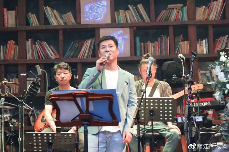 像风一样的鱼大叔 用歌声书写人生中不经意的感动 (5).jpg