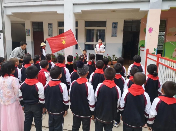 宁蒗县96名贫困儿童“微心愿”点亮孩子的“心梦想” (3).jpg