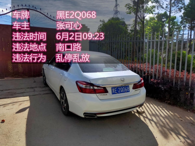 不打马赛克！老司机花式停车曝光 (2).jpg