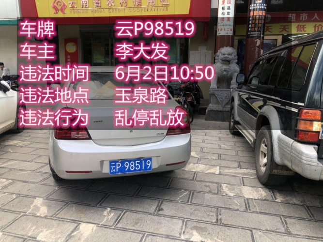 不打马赛克！老司机花式停车曝光 (28).jpg