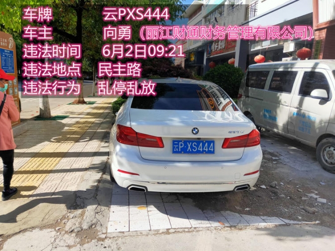 不打马赛克！老司机花式停车曝光 (32).jpg