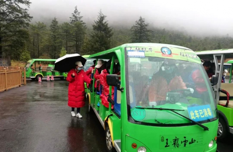 “六一“节前玉龙雪山腹地甲子完小迎来特殊的客人 (1).jpg