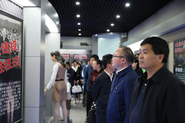 今天，全市副厅级、区县市直部门党政领导人及其家属300人都来了市纪委3.png
