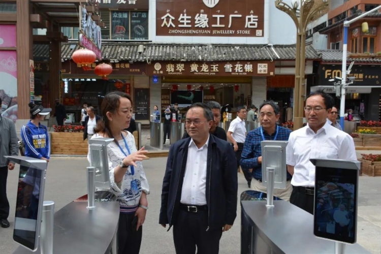 崔茂虎、郑艺专题调研古城智慧小镇和智慧丽江建设 (2).jpg
