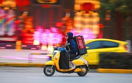 外卖小哥成新晋 “马路杀手”  在香格里拉大道撞翻自行车 (2).jpg