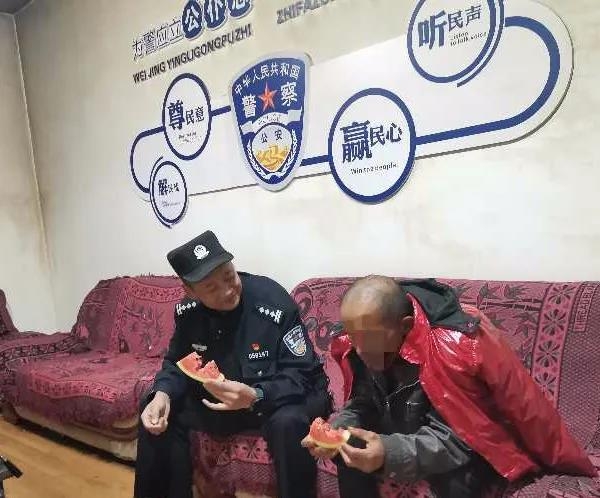 广东籍男子走失13年  玉龙雪山景区民警助其踏上归乡路 (2).jpg