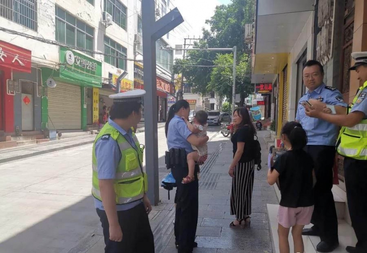 女司机遇交警竟然弃车并扔下孩子就跑！ (1).jpg