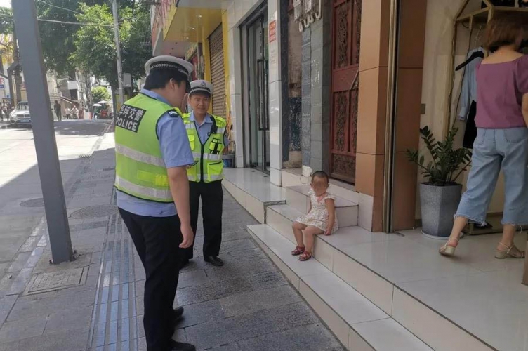 女司机遇交警竟然弃车并扔下孩子就跑！ (2).jpg