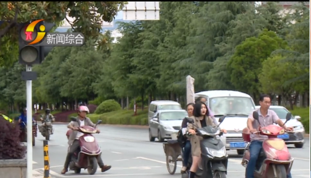 一盔一带”启动两月有余 骑乘人员头盔佩戴率不容乐观 (2).png