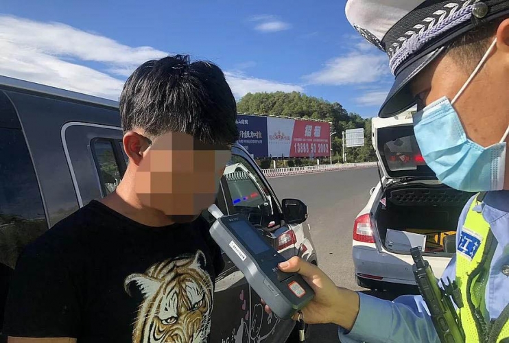 宿醉小伙载驾校新学员上高速 言传身教反面教材.jpg