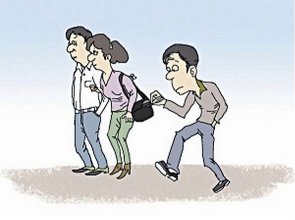 黑衣人光天化日入室行窃  有网友表示此人是惯犯 (1).jpg