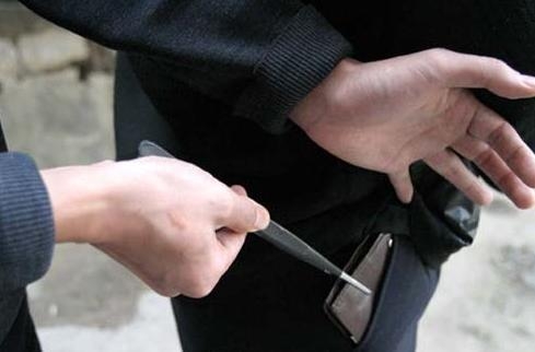 黑衣人光天化日入室行窃  有网友表示此人是惯犯 (3).jpg