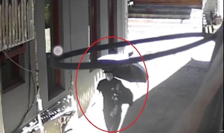 黑衣人光天化日入室行窃  有网友表示此人是惯犯.jpg