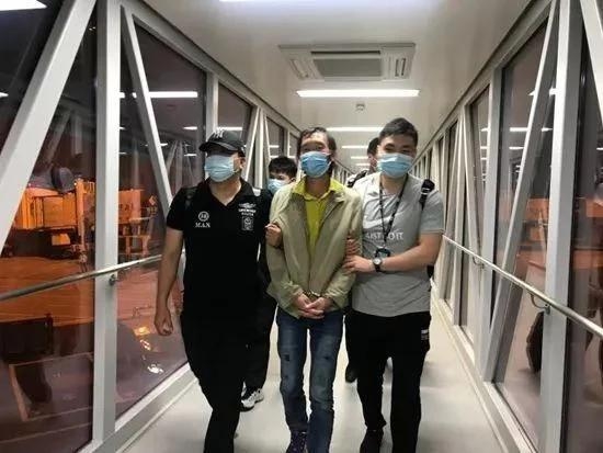 为500元残忍杀害祖孙三人 潜逃20年的犯罪嫌疑人在丽江古城一饭店内被抓获 (3).jpg