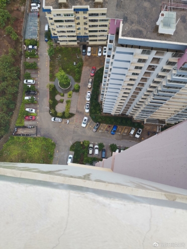爱车被高空掉落的水泥石砸中 索赔无望 谁来负责？ (2).jpg