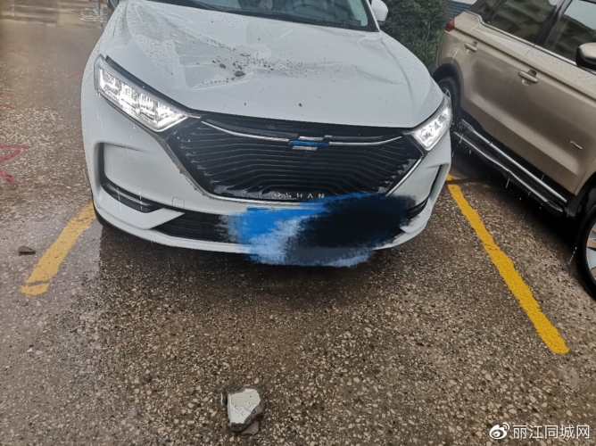 爱车被高空掉落的水泥石砸中 索赔无望 谁来负责？ (3).jpg