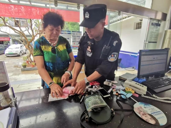七旬游客将单肩包遗失公厕  返回寻找却不见了.jpg