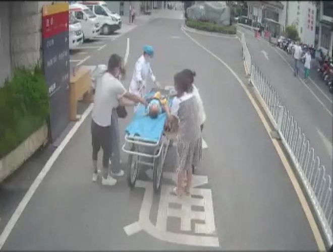 公交车变“急救车” 再晚一点后果不堪设想 (2).jpg