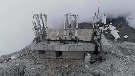 5G信号“登上”玉龙雪山  离赤道最近的雪山、丽江海拔最高的5G基站建成 (2).jpg