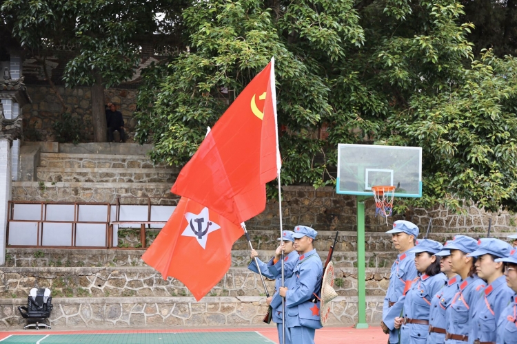 穿一次红军服，唱一首红军歌，丽江古城保护管理局党工委组织党员重走红军长征路 (6).jpg