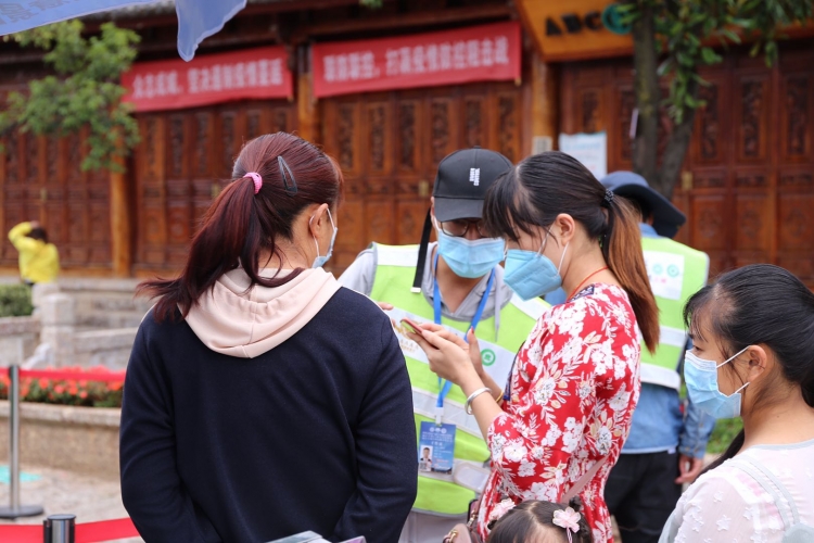 端午节丽江古城这些人默默守护，防疫不怠确保景区游览秩序井然 (4).jpg